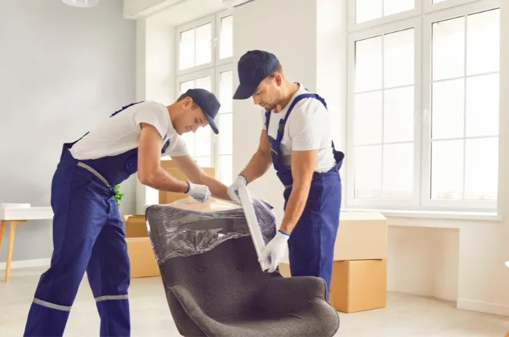 Möbeltrager beim einpacken eines Sessels